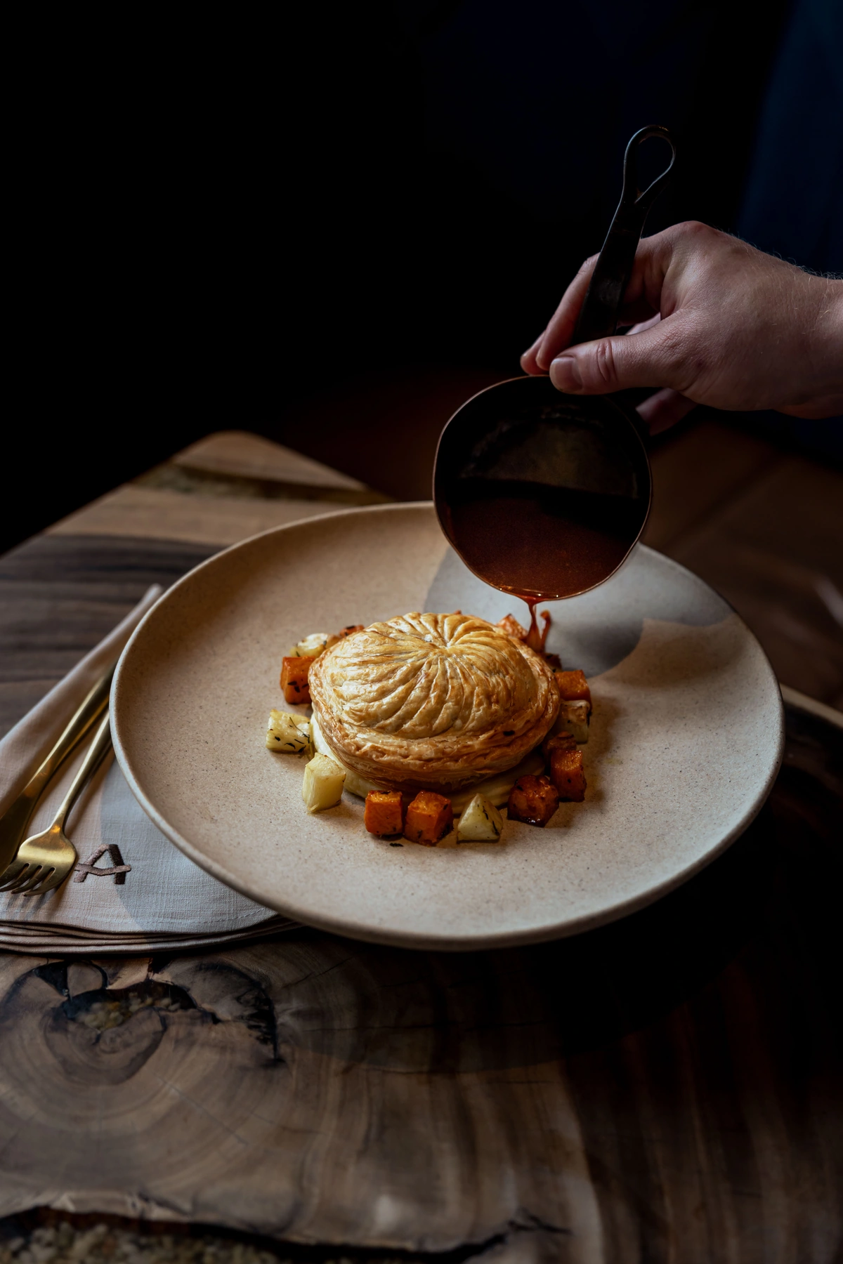 6HEAD pastry dish with sauce poured at the table